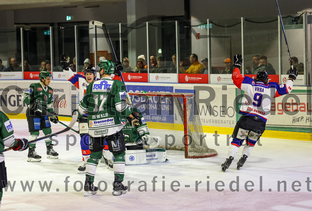 2023-11-03_075_TSV_Erding_gegen_ESC_Dorfen | Erding, Deutschland, 03.11.2023:
Eishockey, Bayernliga Vorrunde 2023 / 2024, 6. Spieltag, TSV Erding gegen ESC Dorfen, Endergebnis: 11:3

Jubel nach dem 2:1
Elia Ostwald (Erding Gladiators, #17), Thomas Vrba (ESC Dorfen, #9)

Foto: Christian Riedel / fotografie-riedel.net