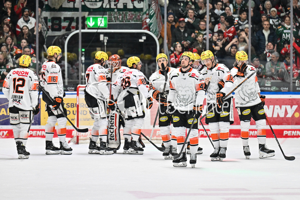 Augsburger Panther - Löwen Frankfurt | AUGSBURG, GERMANY - 16. JANUARY: im Bild das Team der Gäste mit hängenden Köpfen nach dem Match zwischen den Augsburger Panthern und den Löwen Frankfurt am 40. Spieltag der penny DEL im Curt Frenzel Stadion