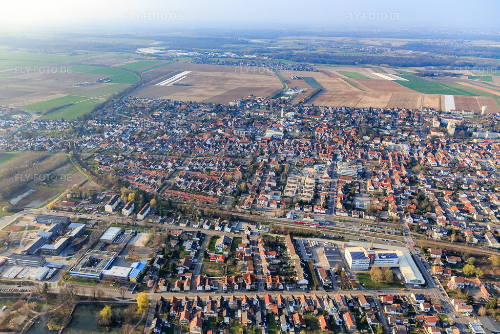 Luftbild: Ortsansicht aus Süden in Kandel im Bundesland Rheinland-Pfalz in Deutschland. Foto: IMG_113219.jpg vom 23.03.2019 durch Werner Riehm/FLY-FOTO.de