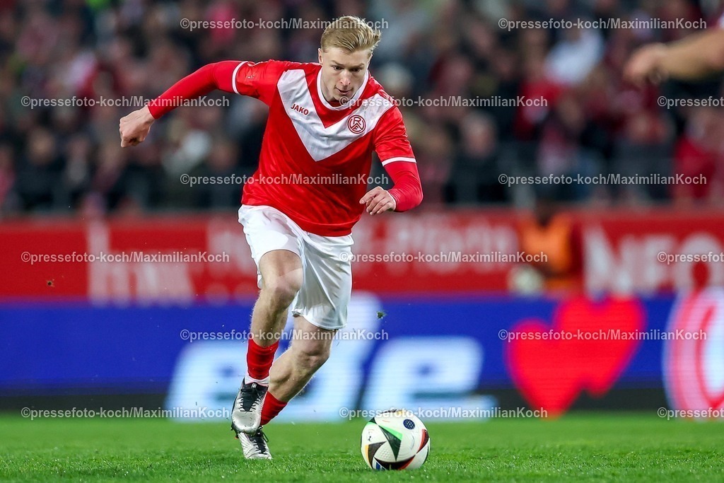 RWE06042501132 | 2025.04.06, Fußball, 3.Liga, Rot-Weiss Essen - FC Hansa Rostock, Stadion Hafenstraße, Saison 2024 2025: Julian Eitschberger (RWE #2) DFB regulations prohibit any use of photographs as image sequences and or quasi-video.