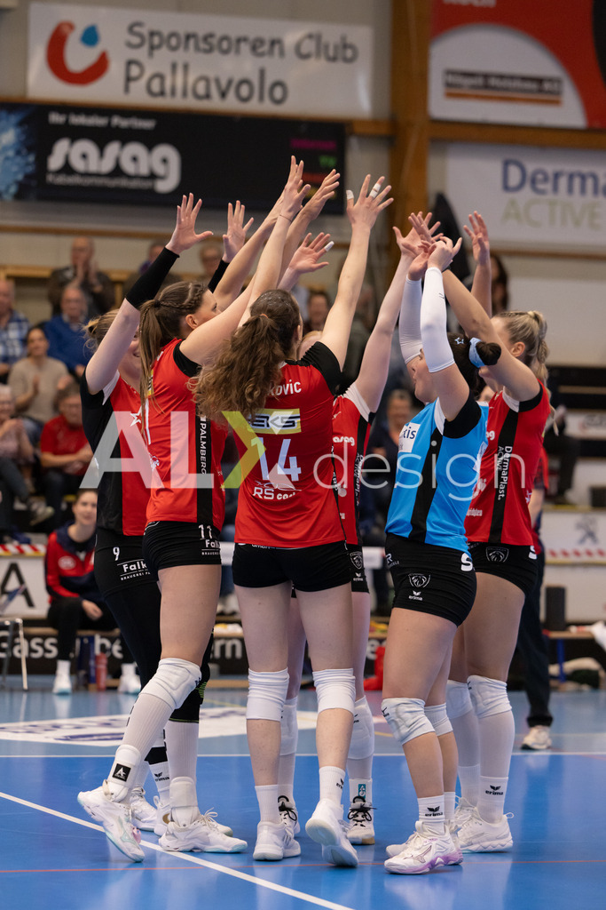 Volleyball I Frauen I Saison 2025-2026 I Volleyball NLA | Women I 1/2 Finals I  VC Kanti Schaffhausen - Sm'Aesch Pfeffingen I 07.03.2026 | VC Kanti Schaffhausen Spielerinnenkreis - Realisiert mit Pictrs.com