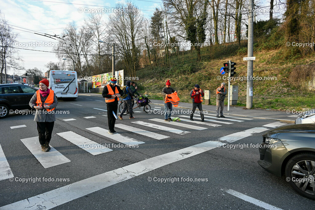 Klimagegner Linz Waldeggstrasse_ Klimakleber_ 20.03.2023-11 | 20.03.2023, Linz, AUT, Klimagegner Linz Klimakleber, im Bild Klimagegner kleben auf der Strasse, Linz Waldeggstrasse, Polizei, Verkehr, Zebrastreifen, Fussgaengeruebergang, Transparent, Demo, Klimawandel