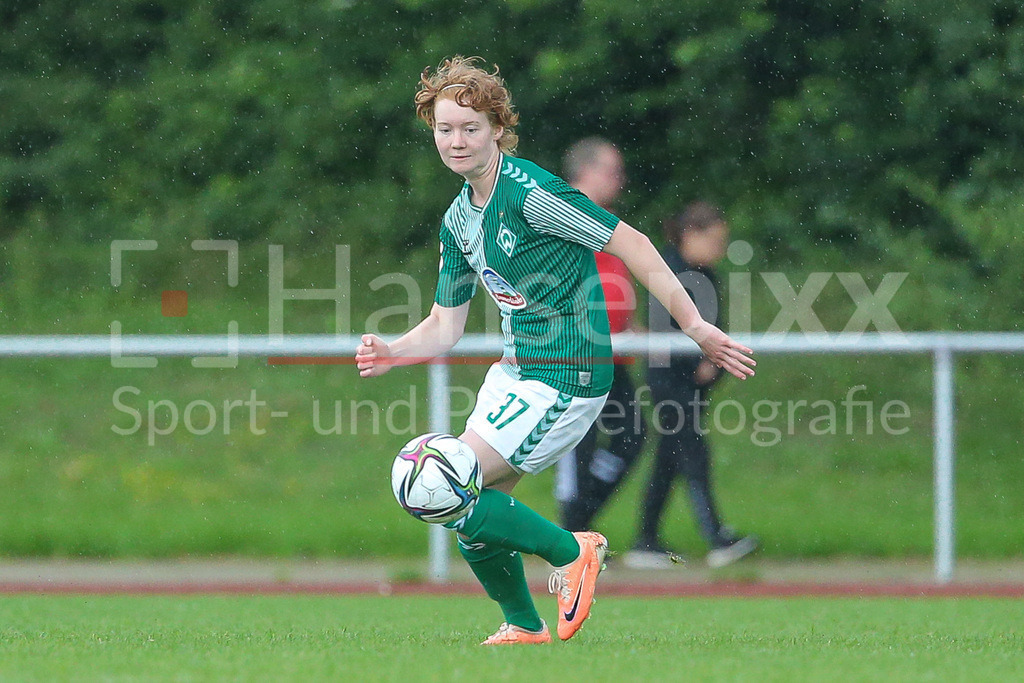 Fussball, Testspiel Frauen, SV Henstedt-Ulzburg - SV Werder Bremen | v.li.: Lena Dahms (SV Werder Bremen, 37) am Ball, Einzelbild, Ganzkörper, Aktion, Action, Spielszene