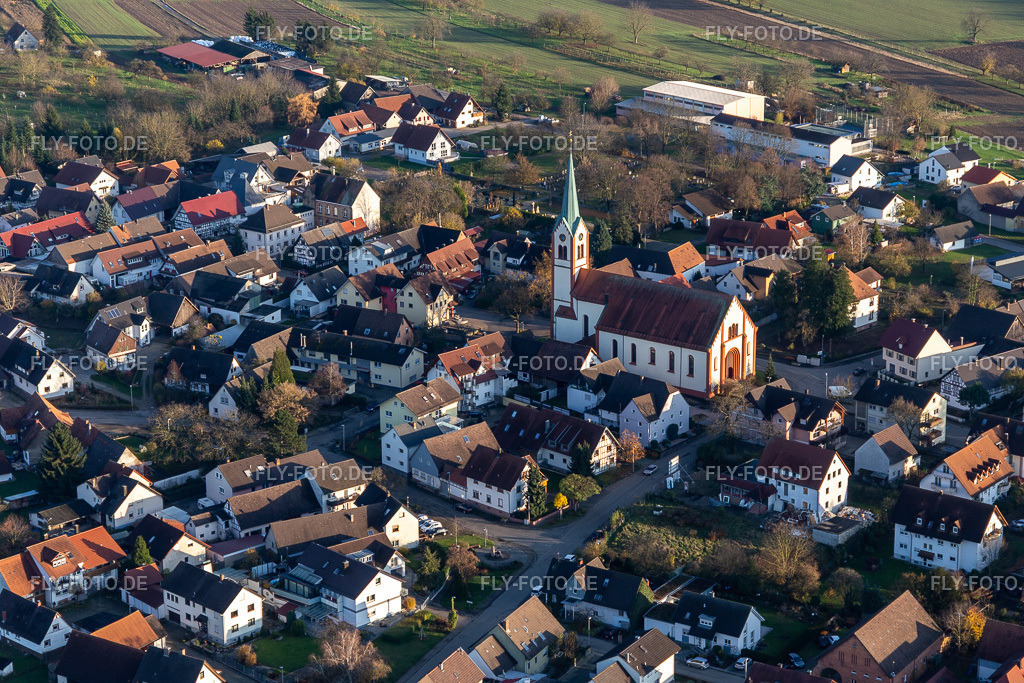 Kirchengebäude der katholischen Kirche in Windschläg | Luftbild: Kirchengebäude der katholischen Kirche in Windschläg im Ortsteil Windschläg in Offenburg im Bundesland Baden-Württemberg in Deutschland. Foto: IMG_119954.jpg vom 30.11.2019 durch Werner Riehm/FLY-FOTO.de - Realisiert mit Pictrs.com