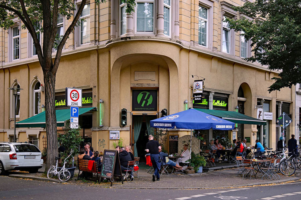 Karl-Liebknecht-Straße - Gaststätte Kollektiv | Entdecke über 20 Kategorien Leipzig-Motive: Foto-Downloads, hochwertige Poster, Leinwand- & Fine-Art-Prints. Jetzt Lieblingsfoto im Bildlexikon Leipzig Shop bestellen!