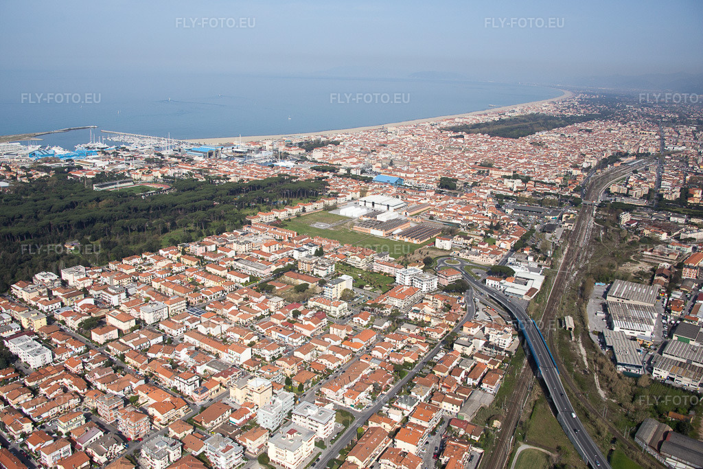 Vue aérienne: Villa Macchia à Viareggio dans le département Lucca, Italie – .Photo: IMG_087057.jpg prise le 04/04/2016 par Werner Riehm/FLY-FOTO.eu – Résolution de l'original: 5326 x 3550 px