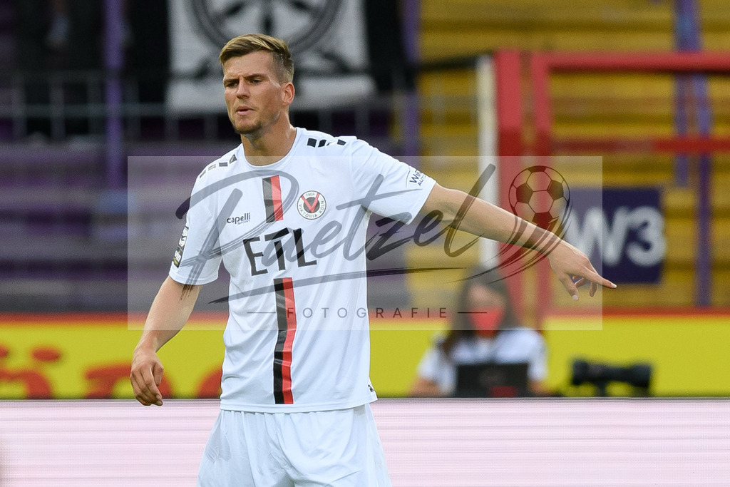 OSNVKO2021090620210906_183 | Fussball, Herren: Moritz Fritz (FC Viktoria Koeln) gestikuliert beim Spiel der 3. Liga zwischen VfL Osnabrueck und FC Viktoria Koeln im Stadion an der Bremer Bruecke am 06.09.2021 in Osnabrueck, Deutschland.DFB / DFL REGULATIONS PROHIBIT ANY USE OF PHOTOGRAPHS AS IMAGE SEQUENCES AND/OR QUASI-VIDEO. - Realisiert mit Pictrs.com