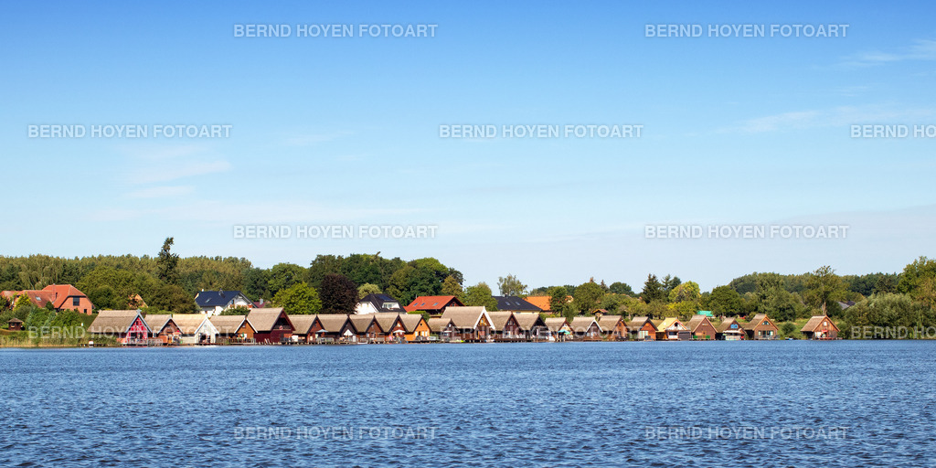 mirow | Foto am Mirower See (Mecklenburg-Vorpommern), Deutschland.Die Aufnahme zeigt die typischen kleinen Wasserhütten der Region und wurde digital minimal nachbearbeitet. | Photo at Lake Mirower See (Mecklenburg-Western Pomerania), Germany.The photo shows the typical small water huts of the region and has been minimally post-processed digitally. - Realisiert mit Pictrs.com