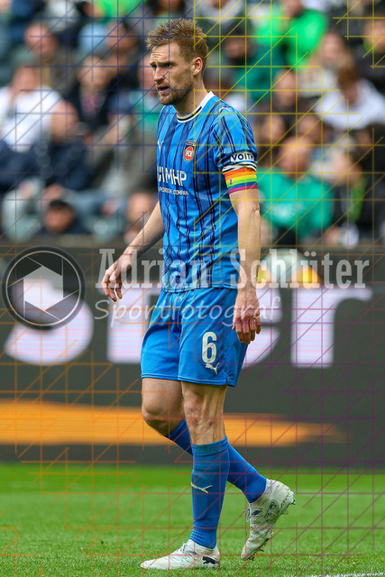 04.04.2026, GER, Fussball, Herren, 1. BL, Saison 2025/2026, Borussia Mönchengladbach - 1. FC Heidenheim | Patrick Mainka (Heidenheim) schaut 