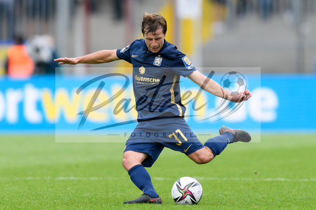 EBSTSV20210828_192 | Fussball, Herren: Richard Neudecker (TSV 1860 Muenchen) in Aktion, am Ball, Einzelaktion beim Spiel der 3. Liga zwischen Eintracht Braunschweig und TSV 1860 Muenchen im Eintracht-Stadion am 28.08.2021 in Braunschweig, Deutschland.DFB / DFL REGULATIONS PROHIBIT ANY USE OF PHOTOGRAPHS AS IMAGE SEQUENCES AND/OR QUASI-VIDEO. - Realisiert mit Pictrs.com