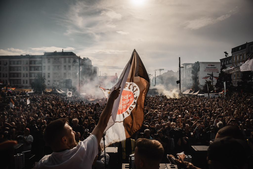 FCSP_20MEISTERFEIER-208 | Der offizielle Shop für FC St. Pauli Fotos. Wähle aus Spielszenen & Fanmomenten dein FCSP Wunschformat. Wir liefern Millerntor-Atmosphäre.