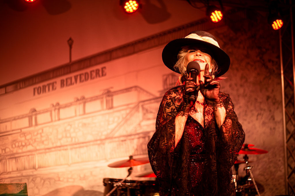 Konzert Dorit Gäbler | Dorit Gäbler im Forte Belvedere Leisnig zum Festival Hallo Leisnig 2022. - Realisiert mit Pictrs.com