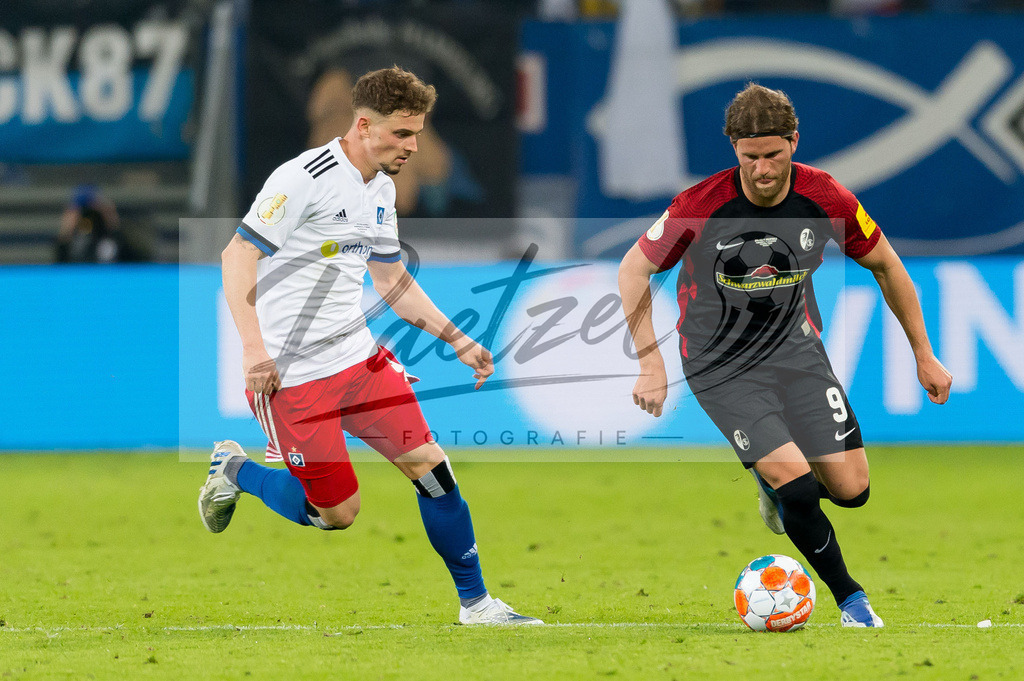 HSVSCF20220419_229 | Fussball, Herren: Moritz Heyer (Hamburger SV) und Lucas Hoeler (SC Freiburg) im Zweikampf beim DFB-Pokal-Halbfinalspiel zwischen Hamburger SV und SC Freiburg im Volksparkstadion am 19.04.2022 in Hamburg, Deutschland.DFB / DFL REGULATIONS PROHIBIT ANY USE OF PHOTOGRAPHS AS IMAGE SEQUENCES AND/OR QUASI-VIDEO. - Realisiert mit Pictrs.com