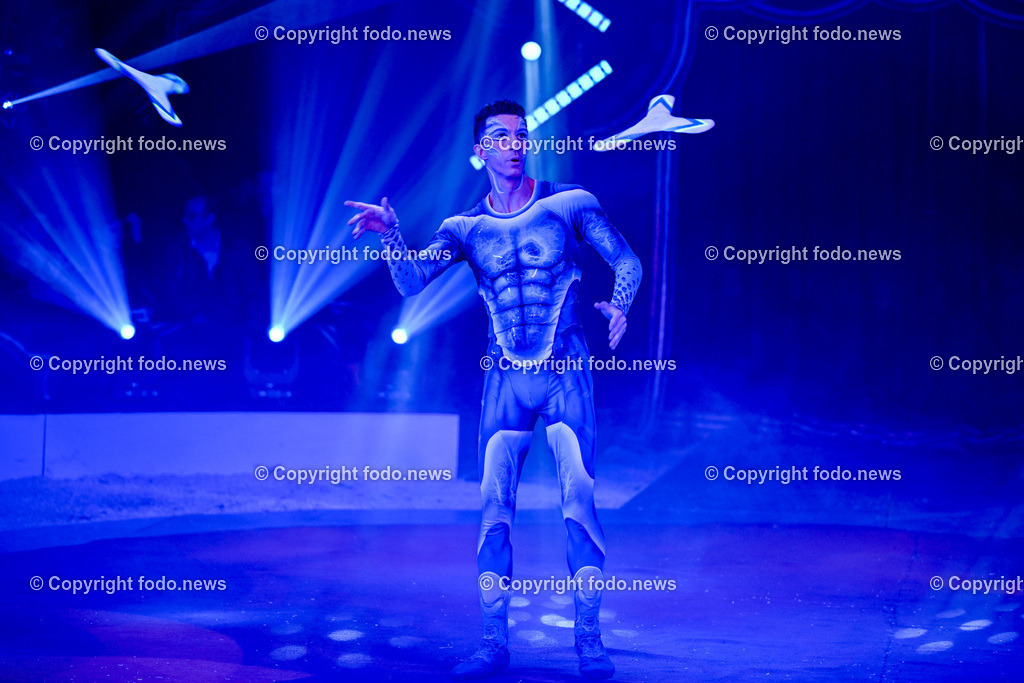 Zirkus Louis Knie_ 17.02.2024-46 | 17.02.2024, Linz, AUT, Circus Louis Knie 2024, im Bild Circus, Zirkus, Zelt, Artisten, Kuenstler, Trapez, Show, Clown, Zuschauer, Hunde, Ponys, Licht, Musik, Akrobaten, Akrobatik, Luftakrobatik