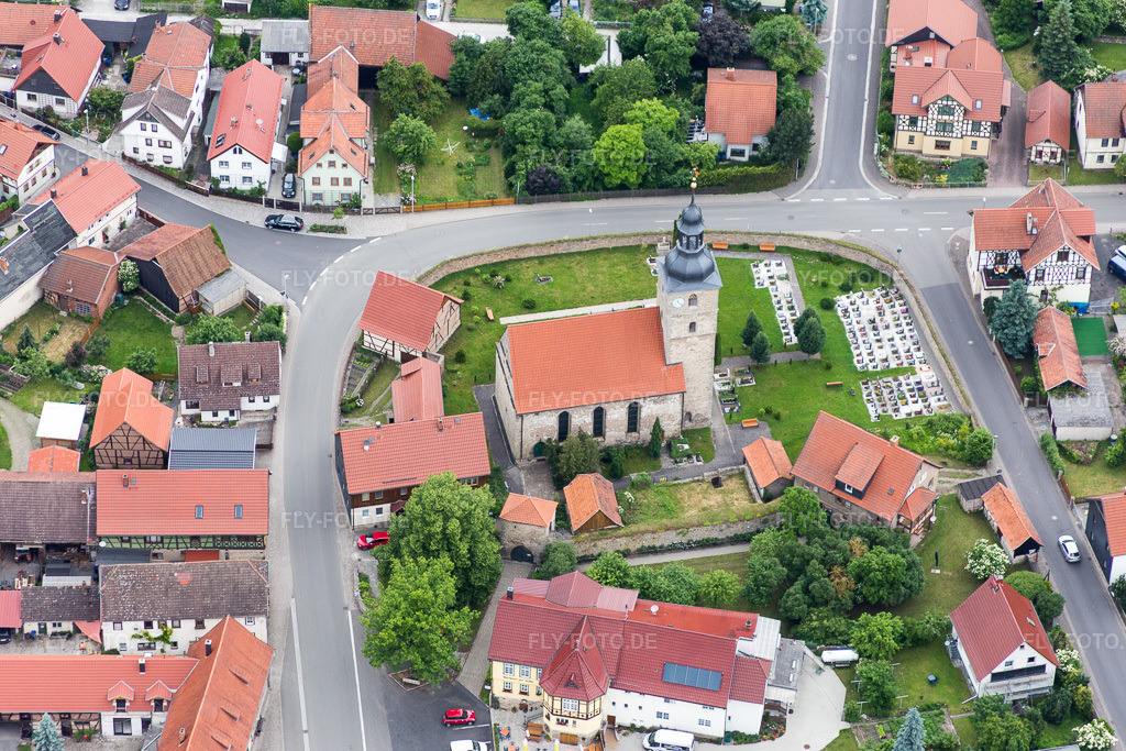 Luftbild: Kirchenburg Obermaßfeld im Altstadt- Zentrum der Innenstadt im Ortsteil Obermaßfeld in Obermaßfeld-Grimmenthal im Bundesland Thüringen in Deutschland. Foto: IMG_089906.jpg vom 11.06.2016 durch Werner Riehm/FLY-FOTO.de