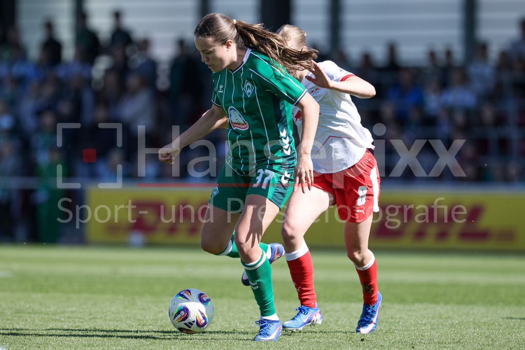 Fussball, Google Pixel Frauen-Bundesliga, RB Leipzig - SV Werder Bremen | v.li.: Mara Alber (SV Werder Bremen, 37) und Emilia Kjaer Asgeirsdottir (RB Leipzig, 8) im Zweikampf, Duell, Dynamik, Aktion, Action, Spielszene, DIE DFB-RICHTLINIEN UNTERSAGEN JEGLICHE NUTZUNG VON FOTOS ALS SEQUENZBILDER UND/ODER VIDEOÄHNLICHE FOTOSTRECKEN. DFB REGULATIONS PROHIBIT ANY USE OF PHOTOGRAPHS AS IMAGE SEQUENCES AND/OR QUASI-VIDEO.