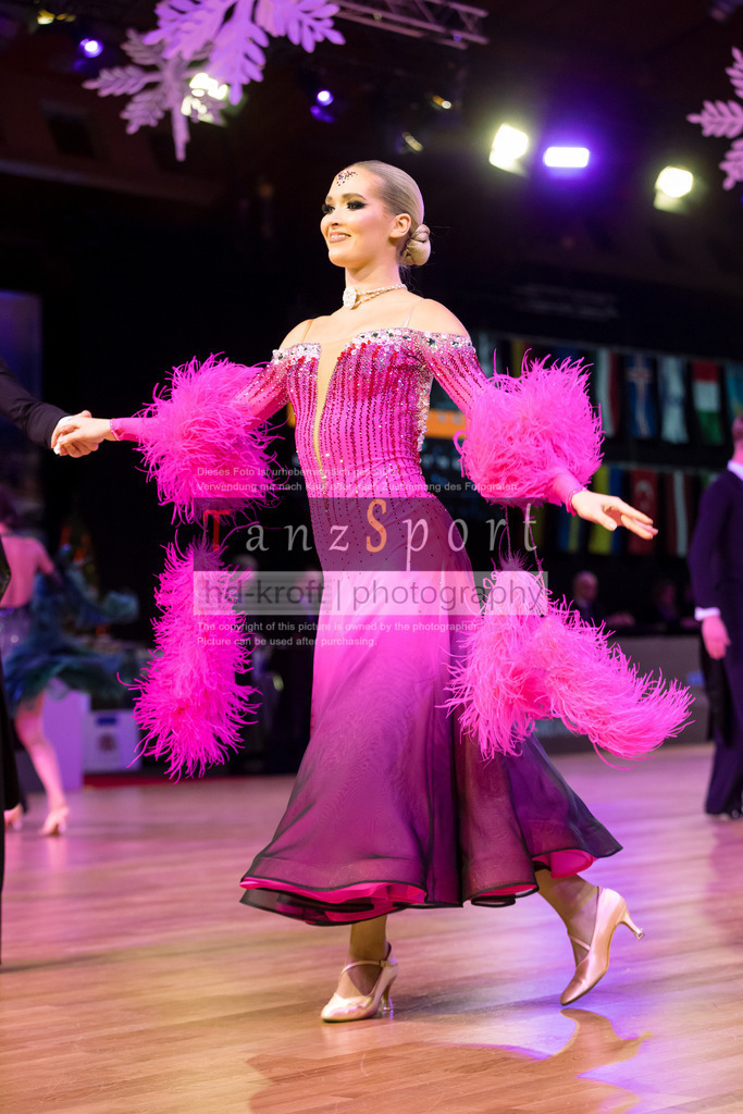 20241215_WDSF_Int_Open_Std-Riga-9540 | Tanzsportbilder, Standardtanz, Lateintanz, WDSF, DTV, LTVB, dancecomp, goc, hessen tanzt, blaues band der spree, walzer, tango, wiener walzer, slowfox, quickstepp, samba, rumba, cha-cha-cha, paso doble. jive, hd-kroft photography, turniertanzsport