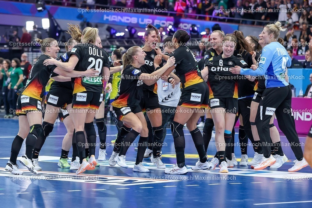 IHF09122502114 | 09.12.2025, Handball WM Frauen, Viertelfinale, Deutschland - Brasilien, 27th IHF Women's Handball World Championship, Westfalenhalle Dortmund: Freude nach dem Sieg und dem EInzug ins Halbfinale. Die Mannschaft feiert den Sieg unter Freudentränen zusammen auf dem Spielfeld und liegt sich glücklich in den Armen. Mannschaftskreis tanzend