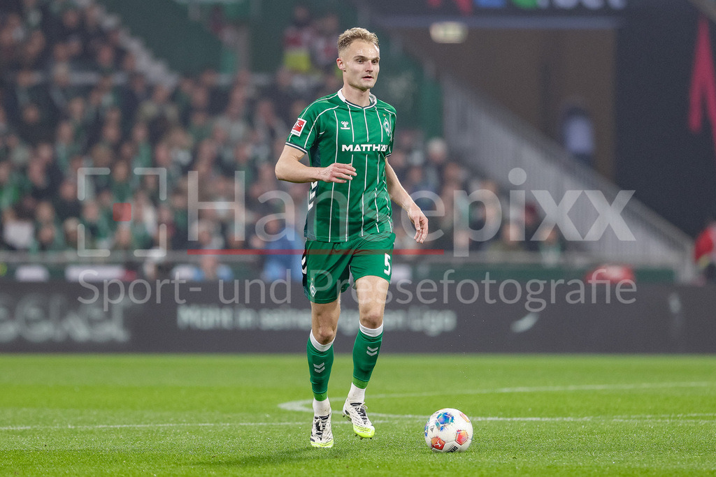 Fussball, Bundesliga, SV Werder Bremen - VfL Wolfsburg | Amos Pieper (SV Werder Bremen, 5) am Ball, Freisteller, Einzelbild, Ganzkörper, Aktion, Action, Spielszene, DIE DFL-RICHTLINIEN UNTERSAGEN JEGLICHE NUTZUNG VON FOTOS ALS SEQUENZBILDER UND/ODER VIDEOÄHNLICHE FOTOSTRECKEN. DFL REGULATIONS PROHIBIT ANY USE OF PHOTOGRAPHS AS IMAGE SEQUENCES AND/OR QUASI-VIDEO.