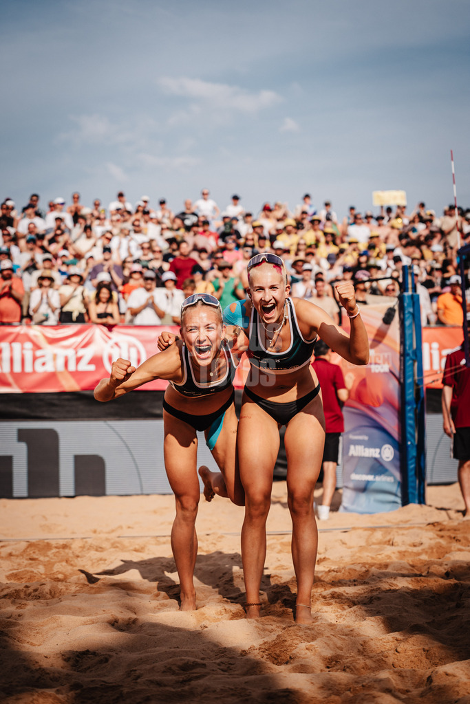 Beachvolleyball | Frauen | Allianz German Beach Tour 2025 | Tourstop München | 05.07.2025 | v.l. Mareet Maidhof und Paula Schürholz.jubeln nach dem Sieg