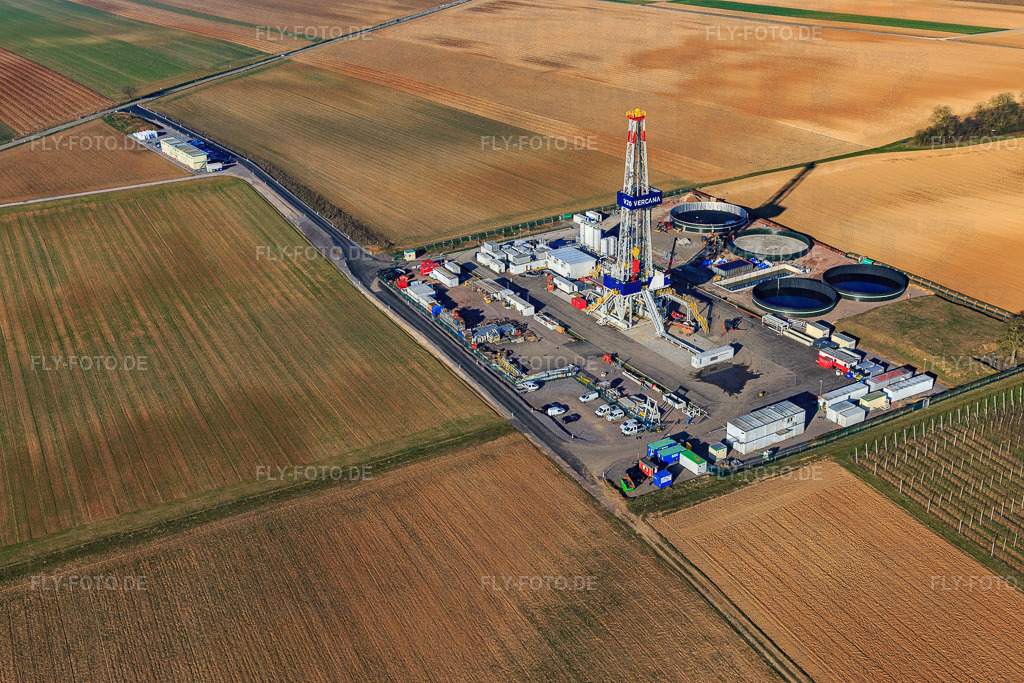 Bohrturm des Tiefenbohrplatz V20 von Vulcan Energy am Schleidberg zur Förderung von Geothermie und Lithium https://v-er.eu/de/ | Luftbild: Bohrturm des Tiefenbohrplatz V20 von Vulcan Energy am Schleidberg zur Förderung von Geothermie und Lithium https://v-er.eu/de/ in Insheim im Bundesland Rheinland-Pfalz in Deutschland. Foto: IMG_145450.jpg vom 05.03.2025 durch Werner Riehm/FLY-FOTO.de - Realisiert mit Pictrs.com
