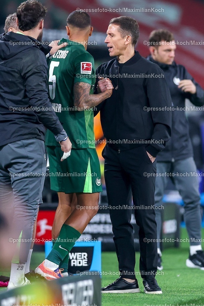 BMG13122502177 | 13.12.2025, Fußball, Borussia Mönchengladbach - VfL Wolfsburg, 1. Fußball Bundesliga, 14.Spieltag, Borussia-Park, Saison 2025 2026: Vini Souza&nbsp;(VfL Wolfsburg #05) im Gespräch mit Interimstrainer Daniel Bauer (VfL Wolfsburg #hc) an der Seitenlinie  DFB regulations prohibit any use of photographs as image sequences and or quasi-video.