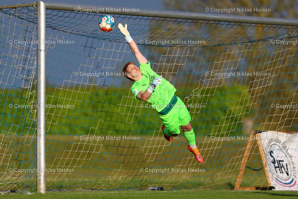 NH_JFVLübeckU19_HolsteinKielU19_SHFVLandespokal_14052026 | #33 Lennard Schröder (JFV Lübeck U19) kommt nicht an den Ball heran.Fußball I Junioren I SHFV-Landespokal (A-Junioren) I Saison 2025-2026 I Finale I JFV Lübeck U19 - Holstein Kiel U19 I 14.05.2026 I Uwe-Seeler-Fußball-Park