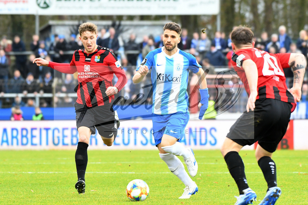 20200201_MEPCHE_0016 | Fußball, Herren: Tim Campulka (Chemnitzer FC) und Valdet Rama (SV Meppen) im Zweikampf waehrend des Spiels der 3. Liga zwischen SV Meppen und Chemnitzer FC in der Haensch-Arena am 01.02.2020 in Meppen, Deutschland. DFB / DFL REGULATIONS PROHIBIT ANY USE OF PHOTOGRAPHS AS IMAGE SEQUENCES AND/OR QUASI-VIDEO. - Realisiert mit Pictrs.com