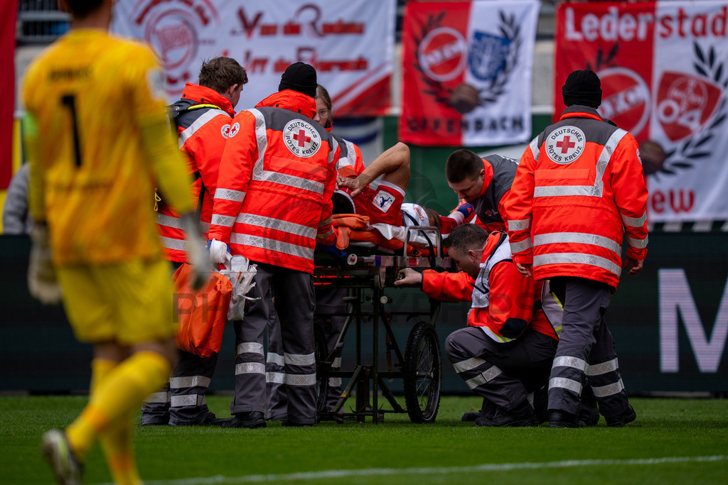 Kickers Offenbach vs. SG Sonnenhof Grossaspach, Fussball, Regionalliga Suedwest, 24. Spieltag, 14.03.2026 | Maximilian Rossmann (Kickers Offenbach, #03) liegt verletzt auf der Trage und wird abtransportiert,Kickers Offenbach vs. SG Sonnenhof Grossaspach, Fussball, Regionalliga Suedwest, 24. Spieltag, 14.03.2026Foto: photosbyphips/Philip Ziegler