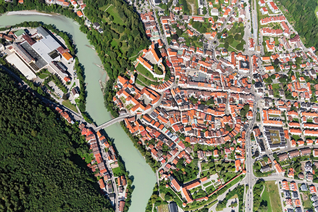 dr__0207605.jpg | FüSSEN 19.08.2023 Altstadtbereich und Innenstadtzentrum in Füssen im Bundesland Bayern, Deutschland. // Old Town area and city center in Fuessen in the state Bavaria, Germany. Foto: Daniel Reiter