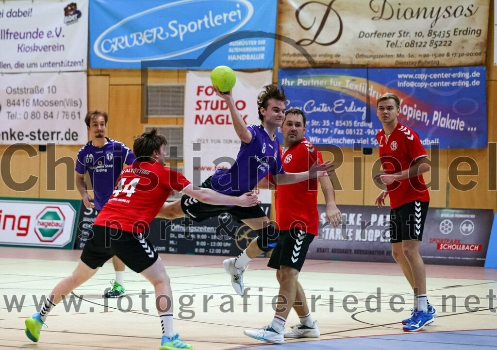 2022-11-12_053_SpVgg_Altenerding_III_gegen_TV_Altoetting_II | Erding, Deutschland, 12.11.2022:
Handball, Bezirksklasse Männer 2022 / 2023, 4. Spieltag, SpVgg Altenerding III gegen TV Altötting II, Endergebnis: 32:25

Jonathan Zeidler (SpVgg Altenerding, #69), Johannes Petershofer (TV Altötting, #44), Tim Saalborn (SpVgg Altenerding, #8), Bastian Franz Salzinger (TV Altötting, #7)

Foto: Christian Riedel / fotografie-riedel.net