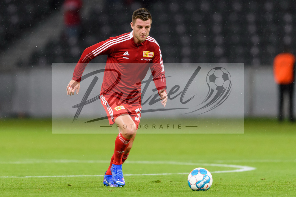 FCUKUO20210826_069 | Fussball, Herren: Robin Knoche (1.FC Union Berlin) in Aktion, am Ball, Einzelaktion beim Spiel der UEFA Conference League zwischen 1. FC Union Berlin und Kuopion PS im Olympiastadion am 26.08.2021 in Berlin, Deutschland. - Realisiert mit Pictrs.com