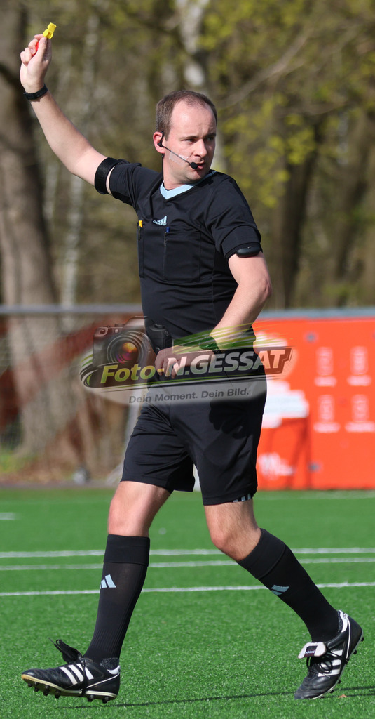 FC RW Kirchlengern - Post TSV Detmold | Auf dem Bild zu sehen: Schiedsrichter: Marcel Gäer FC RW Kirchlengern, Post TSV Detmold, Saison 25/26, Landesliga, Deutschland - Realisiert mit Pictrs.com
