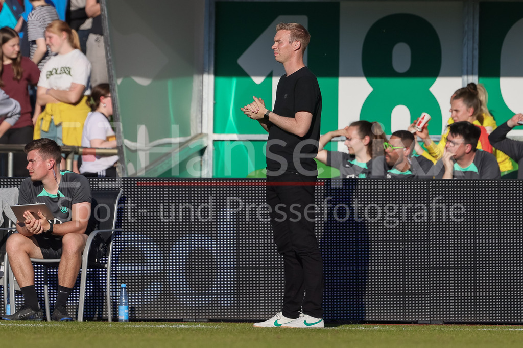 Fussball, Google Pixel Frauen-Bundesliga, SV Werder Bremen - VfL Wolfsburg | v.li.: Tommy Stroot (Trainer, Cheftrainer, VfL Wolfsburg), DIE DFB-RICHTLINIEN UNTERSAGEN JEGLICHE NUTZUNG VON FOTOS ALS SEQUENZBILDER UND/ODER VIDEOÄHNLICHE FOTOSTRECKEN. DFB REGULATIONS PROHIBIT ANY USE OF PHOTOGRAPHS AS IMAGE SEQUENCES AND/OR QUASI-VIDEO.