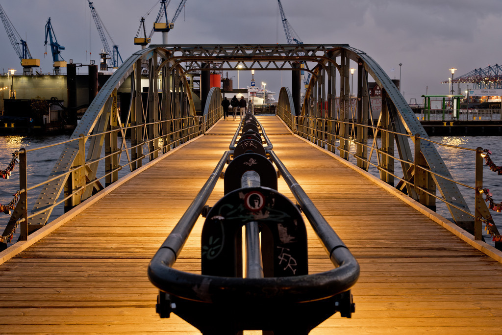  HH Fischmarkt Brücke | Entdecken Sie hochwertige Fotoprodukte für Ihr Zuhause, Büro oder als besonderes Geschenk.rpixel.de bietet Ihnen exklusive Fotografien aus den Bereichen Natur, Landschaft und Motiven vom Meer.Einfach direkt im Online-Shop bestellen. - Realisiert mit Pictrs.com