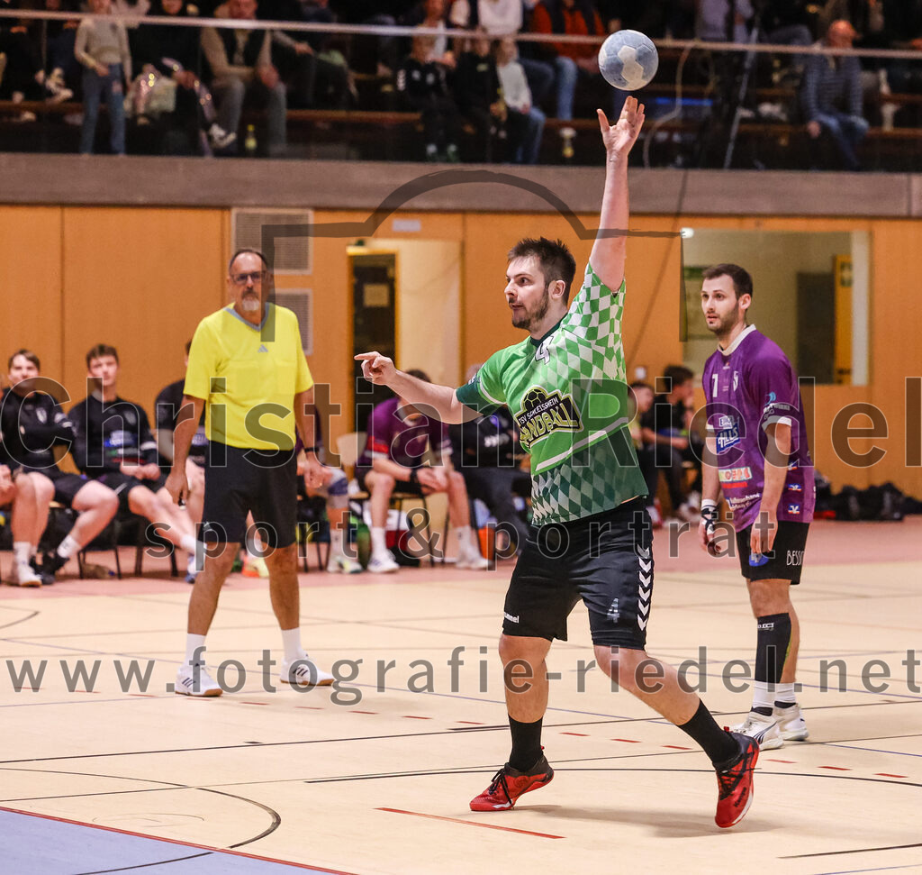 2025-03-15_049_SpVgg_Altenerding_gegen_TSV_Schleissheim | Erding, Deutschland, 15.03.2025:Handball, Bezirksoberliga Männer 2024 / 2025, 18. Spieltag, SpVgg Altenerding gegen TSV Schleißheim, Endergebnis: 32:27Florian Hörath (TSV Schleissheim, #4), Simon Rüdiger (SpVgg Altenerding, #7)Foto: Christian Riedel / fotografie-riedel.net