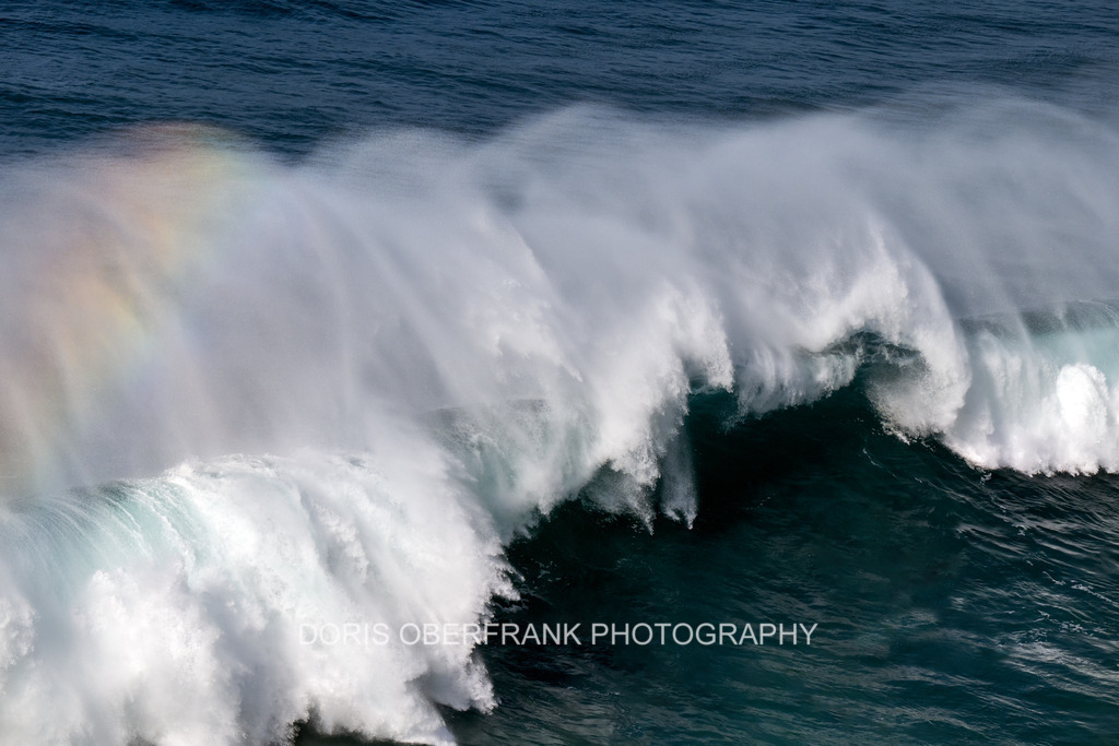 Chaos wave with rainbow | Nazaré: Chaos wave with rainbow - Realisiert mit Pictrs.com