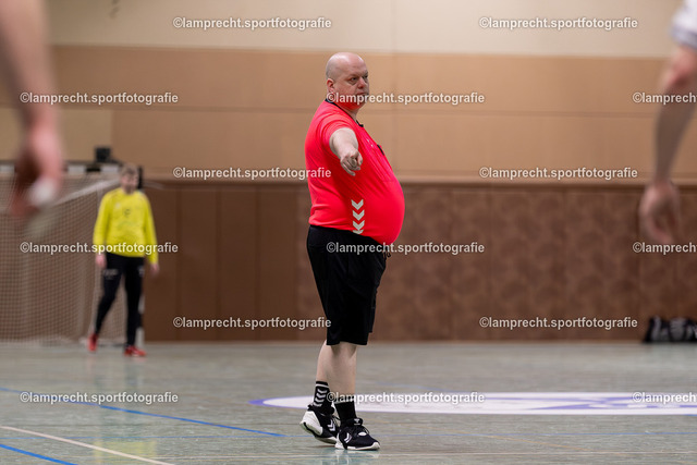 Handball I Herren I Saison 2025-2026 I SHSE Manfred-Frank-Pokal I Viertelfinale I HSG Kalkberg 06 II - HSG Kalkberg 06 053 | Axel Strohschein (Schiedsrichter) - Realisiert mit Pictrs.com