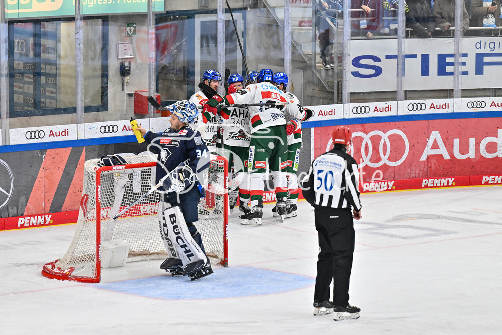 ERC Ingolstadt - Augsburger Panther | Jubel der Augsburger nach dem Anschluss zum 2-1 durch Mark ZENGERLE (Augsburger Panther #89) / Freude / Happy / Tor / Torschuezte / Treffer / DEL: ERC Ingolstadt - Augsburger Panther, Saturn Arena am 03.11.2024