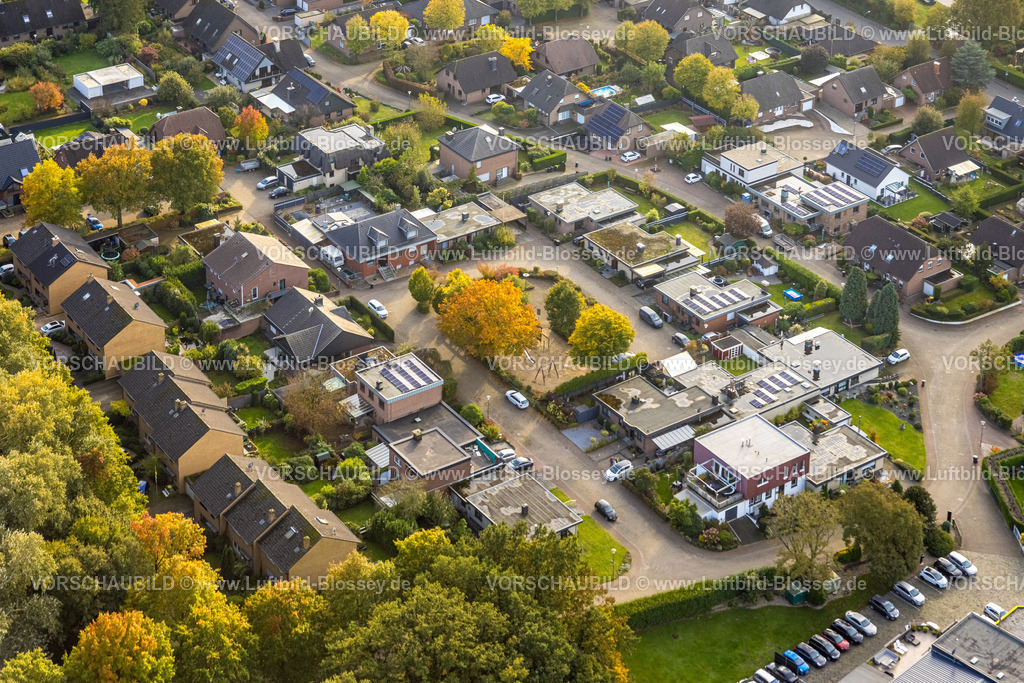 Uedem241014138 | Luftbild, Wohnsiedlung Tönishang und Spielplatz mit herbstlichen Bäumen, Uedem, Niederrhein, Nordrhein-Westfalen, Deutschland