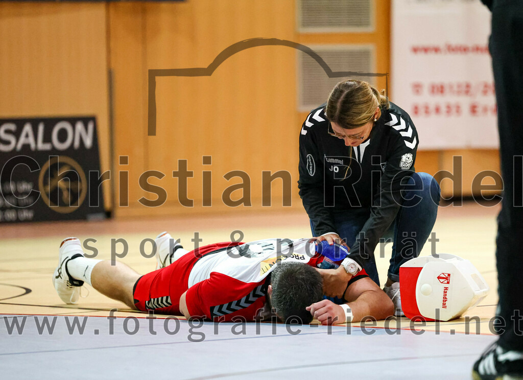 2022-10-08_091_SpVgg_Altenerding_gegen_ASV_Dachau | Erding, Deutschland, 08.10.2022:
Handball, Bezirksoberliga Männer 2022 / 2023, 4. Spieltag, SpVgg Altenerding gegen ASV Dachau, Endergebnis: 23:23

Christian Loris (SpVgg Altenerding, #10), Physio Jana Otto (Spvgg Altenerding)

Foto: Christian Riedel / fotografie-riedel.net