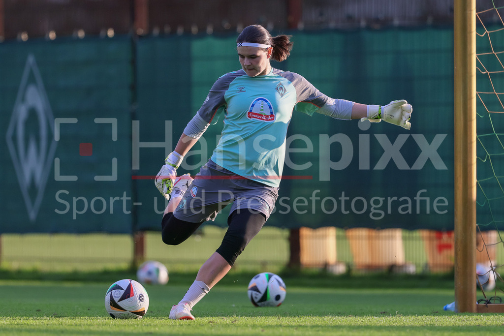 Fussball, Google Pixel Frauen-Bundesliga, Training SV Werder Bremen | v.li.: Johanna Wende (Torhüterin, Torwart, SV Werder Bremen, 25) bei einer Trainingsübung