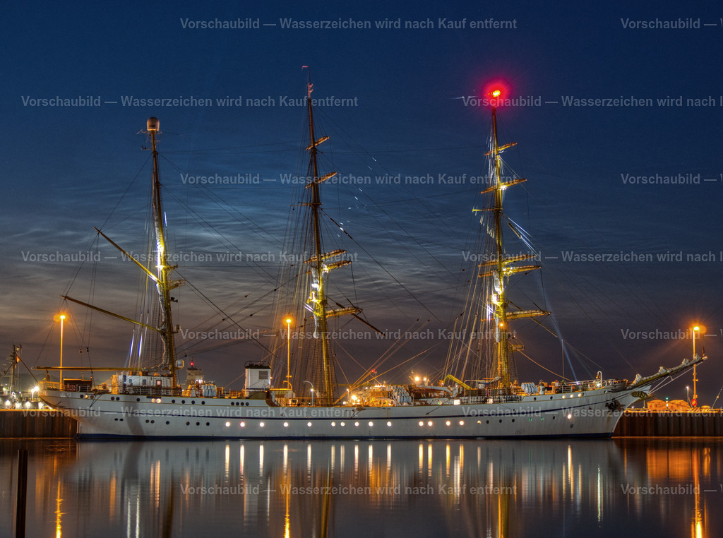 Ein Segel aus Leuchtenden Nachtwolken für die Gorch Fock. | Leuchtende Nachtwolken als Segel für die Gorch Fock.