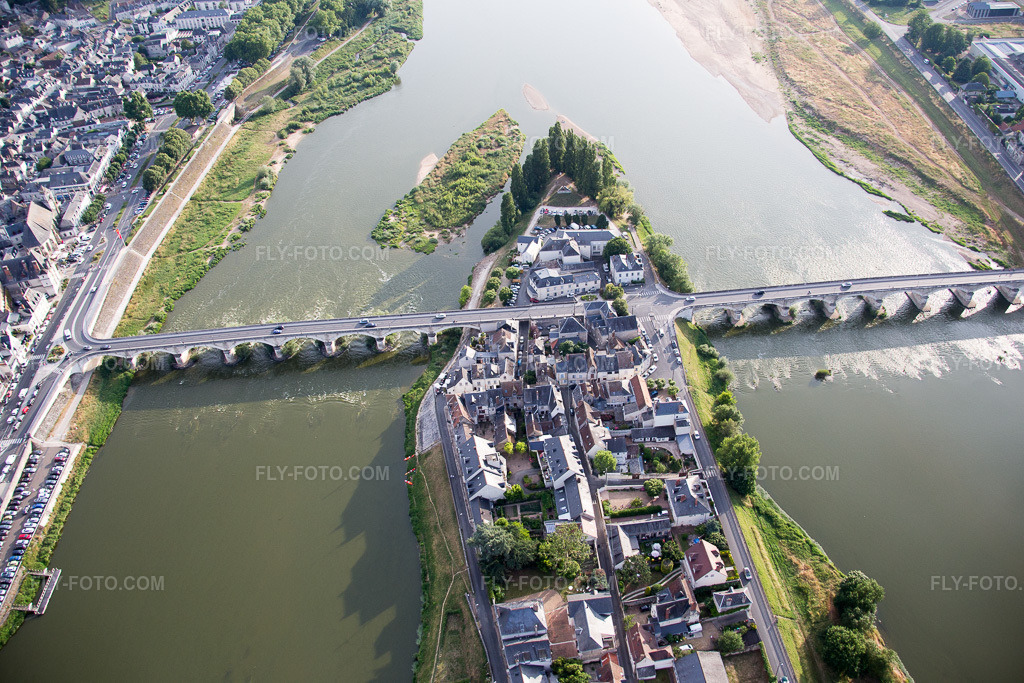 Aerial view: View of the town in Amboise in the state Indre et Loire, France.Photo: IMG_082362.jpg taken on 06/20/2015 by Werner Riehm/FLY-FOTO.comResolution of the original: 5472 x 3648 px