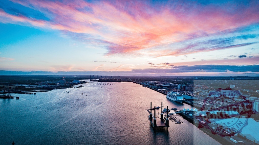 Southampton city harbor with cruise ship at sunset | Southampton cityscape and busy port with a large cruise ship docked at dusk, under a colorful sky - Realisiert mit Pictrs.com