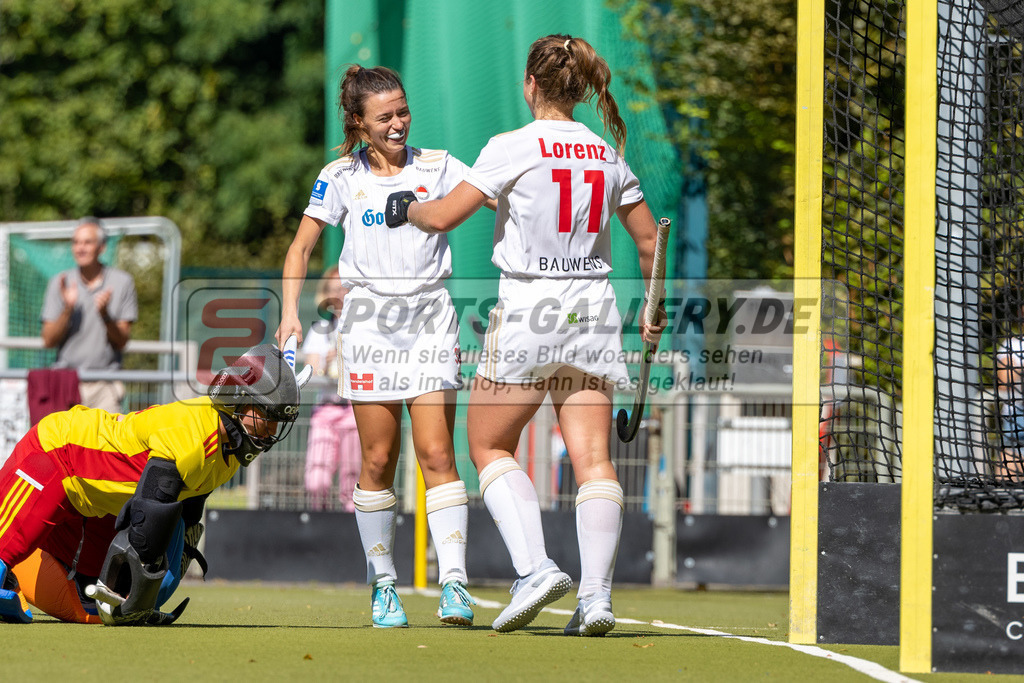 SFE_20220903_0162 | Emma Boermanns ( Rot-Weiss Köln #33 ) Nike Lorenz ( Rot-Weiss Köln #11 )  ; 1. Bundesliga Hockey Herren Rot-Weiss Köln - Bremer HC am 03.09.2022 in Köln (KTHC Stadion Rot-Weiss Köln Tennis and Hockey Club), Photo: Stephan Fehrmann 2022 (Sports-Gallery)
