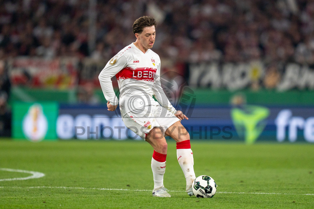 VfB Stuttgart vs. SC Freiburg, Fussball, DFB-Pokal, Halbfinale, 23.04.2026 | Angelo Stiller (VfB Stuttgart, #06) am BallVfB Stuttgart vs. SC Freiburg, Fussball, DFB-Pokal, Halbfinale, 23.04.2026DFB regulations prohibit any use of photographs as image sequences and/or quasi-video