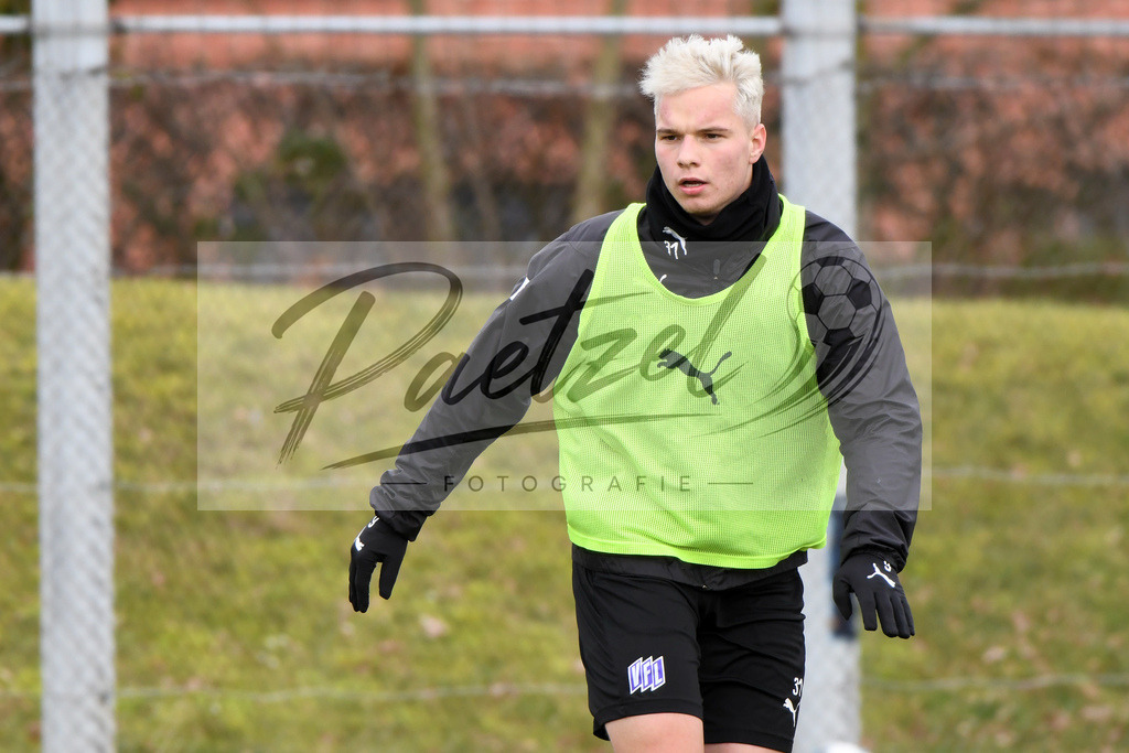 20200130_TRAOSN_0072 | Fußball, Herren: Niklas Schmidt (VfL Osnabrueck) schaut waehrend der Trainingseinheit des VfL Osnabrueck im Sportpark Illoshoehe am 30.01.2020 in Osnabrueck, Deutschland. - Realisiert mit Pictrs.com