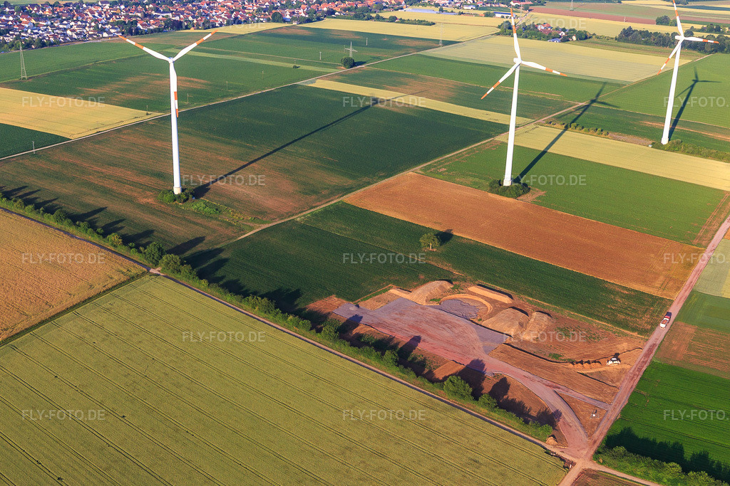 Luftbild: Repowering Windpark Minfeld. JUWI ersetzt vier Altanlagen (GE 1.5) aus 2004 durch zwei neue, modernen Anlagen vom Typ Vestas V162 mit je sechs Megawatt. in Kandel im Bundesland Rheinland-Pfalz in Deutschland. Foto: IMG_148381.jpg vom 17.06.2025 durch Werner Riehm/FLY-FOTO.deWindpark Minfeld - JUWI