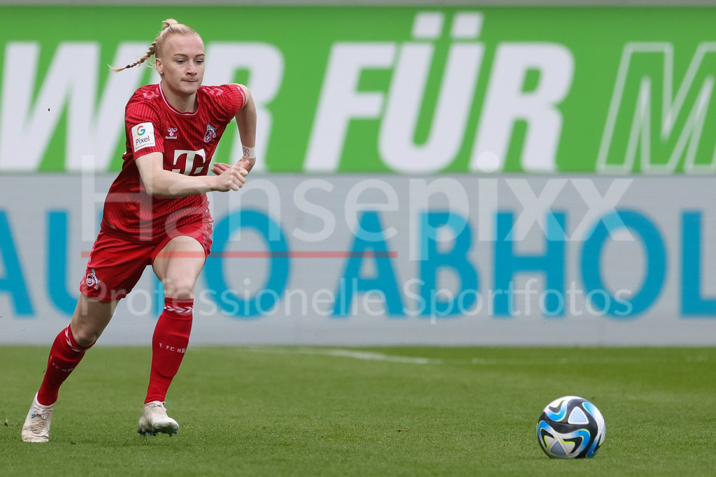 Fussball, Google Pixel Frauen-Bundesliga, VfL Wolfsburg - 1. FC Köln | v.li.: Anna Gerhardt (1. FC Köln, 21) am Ball, Freisteller, Einzelbild, Ganzkörper, Aktion, Action, Spielszene, DIE DFB-RICHTLINIEN UNTERSAGEN JEGLICHE NUTZUNG VON FOTOS ALS SEQUENZBILDER UND/ODER VIDEOÄHNLICHE FOTOSTRECKEN. DFB REGULATIONS PROHIBIT ANY USE OF PHOTOGRAPHS AS IMAGE SEQUENCES AND/OR QUASI-VIDEO.